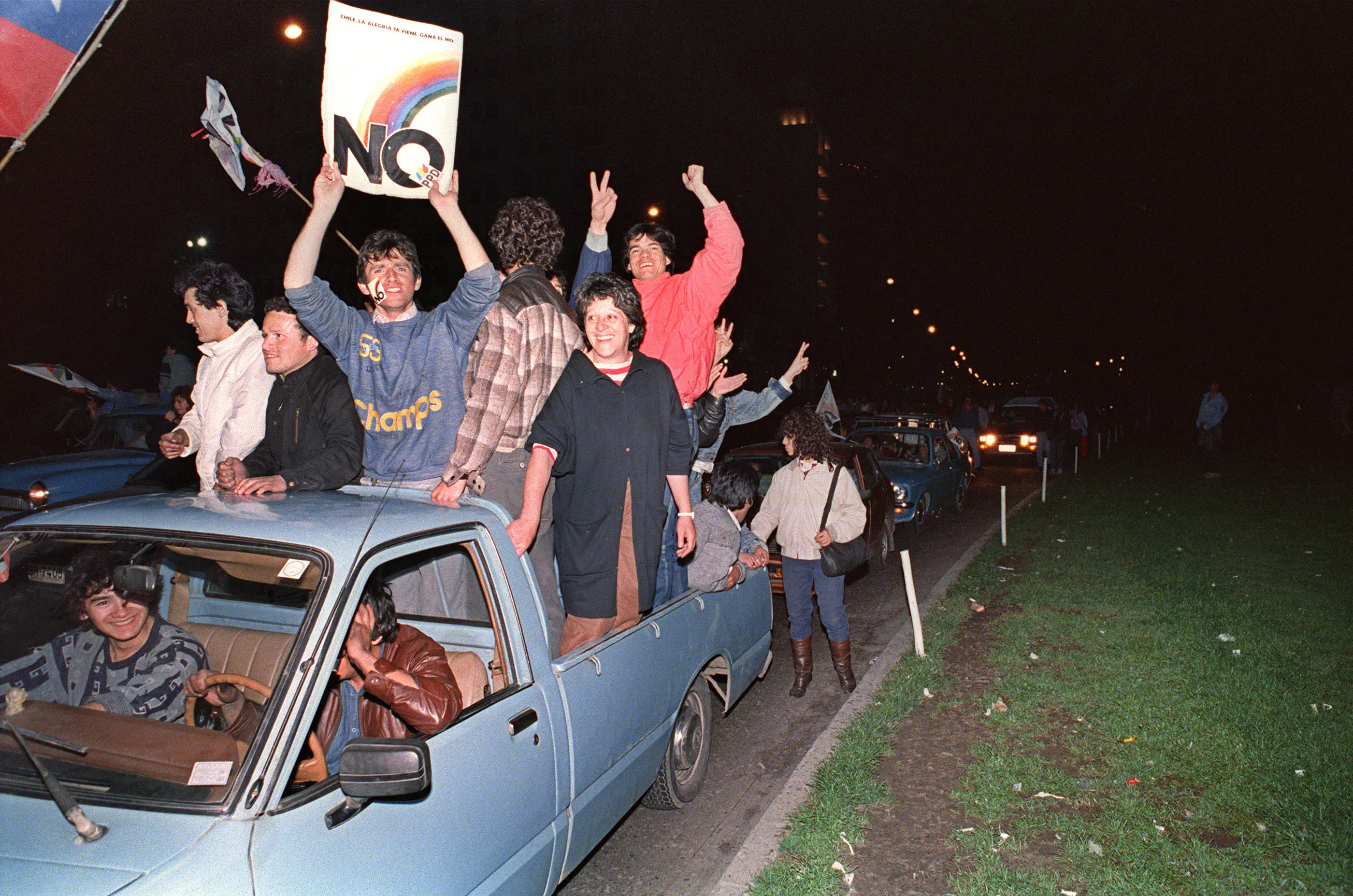 Chileans with a ‘No’ sign in their car