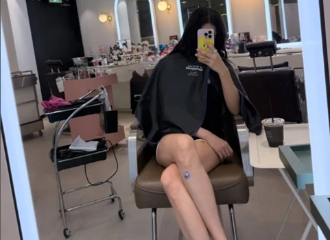 김사랑, 다리에 붙인 '이것' 뭐길래…다 가려도 연예인 포스