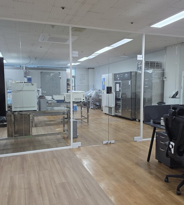 서울에 위치한 큐어놀로지 연구개발(R&D) 연구소에서 연구원들이 재생 코스메슈티컬 기술을 연구하고 있다. 이 연구소에서는 줄기세포 시크리톰 과학, 세포외기질(ECM) 공학, 독자적인 경피 전달 시스템을 기반으로 차세대 재생 스킨케어 기술을 개발하고 있다. (사진 제공=큐어놀로지)