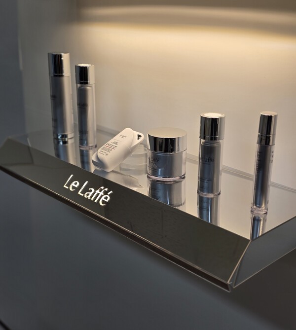 르라페 스킨케어 라인업. Stem Media Skin Booster, SMTRs-100 De Secret, UV Re:Pair Cream 등 큐어놀로지의 줄기세포 시크리톰 기술을 기반으로 개발된 재생 스킨케어 제품들로 구성된 리버스 에이징(Reverse-aging) 솔루션이다. (사진 제공=큐어놀로지)