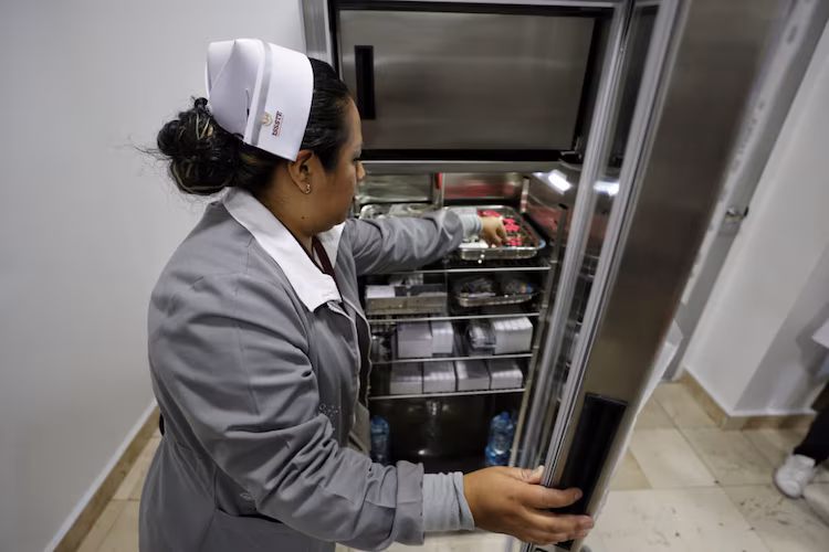Instalaciones del ISSSTE reciben nuevo mobiliario y equipo especializado mediante apoyo federal autogestivo.