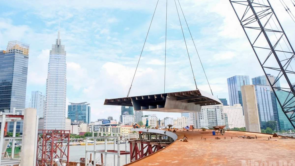 [Foto] El puente peatonal sobre el río Saigón está casi terminado.