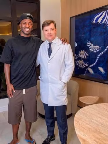 El futbolista con el doctor que le ha operado.