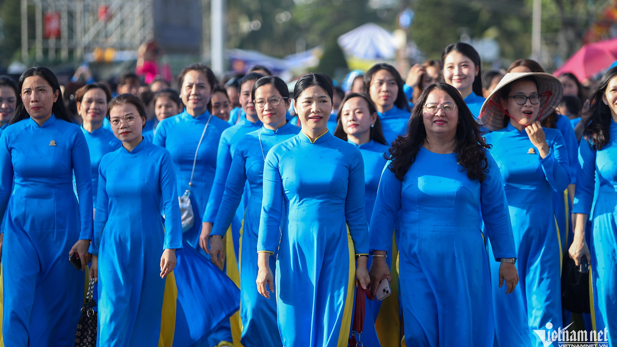 Plus de 2 000 personnes vêtues de robes traditionnelles vietnamiennes ao dai ont créé un « ruban de soie » vibrant le long du littoral de Nha Trang.