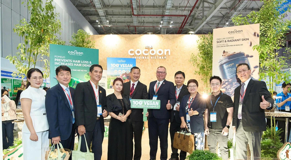 Leiders van het Centrum voor Handels- en Investeringsbevordering van Ho Chi Minh-stad en vertegenwoordigers van het bedrijfsleven bezoeken de tentoonstellingsstands. Foto: K.T.