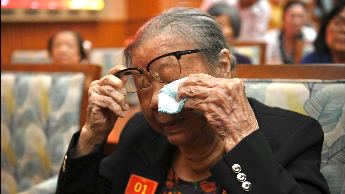 De vrouw van een gesneuvelde soldaat in Ho Chi Minh-stad barstte in tranen uit toen ze haar man weer zag op een gereconstrueerde foto.