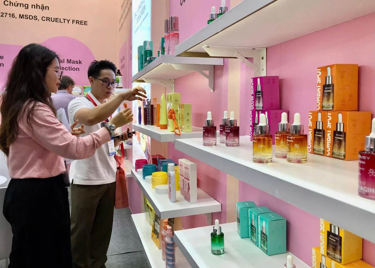 I consumatori provano e selezionano i cosmetici in fiera. Foto: P.M.