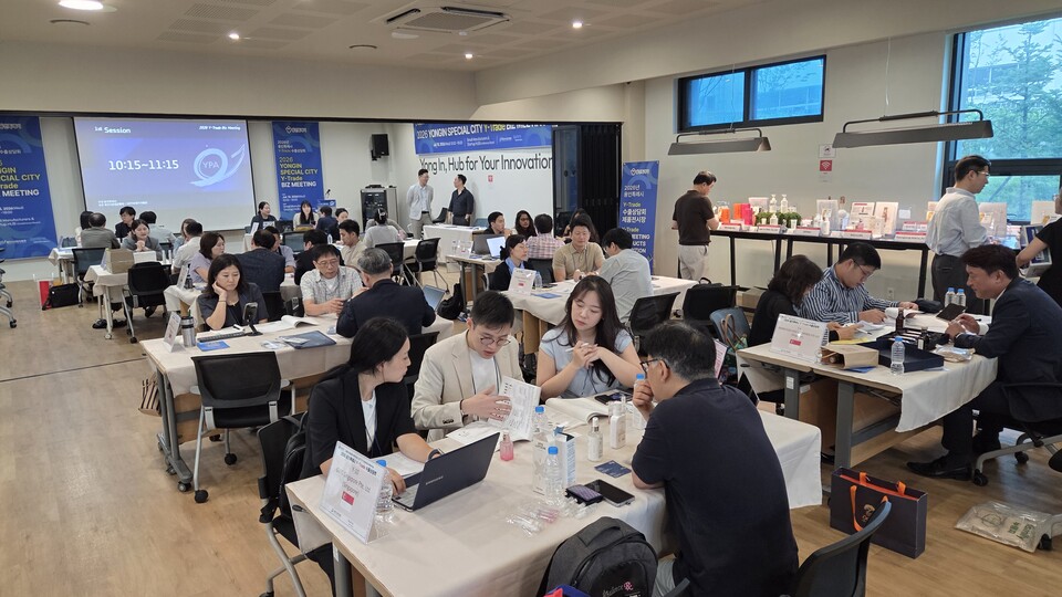 용인시산업진흥원이 지난 15일 소공인·스타트업 허브에서 KOTRA 경기지원본부와 공동으로 싱가포르 현지 바이어를 초청해 개최한 '2026년 용인특례시 Y-Trade 수출상담회'에서 지역 중소기업과 바이어들이 수출 상담을 진행하고 있다. /용인시산업진흥원