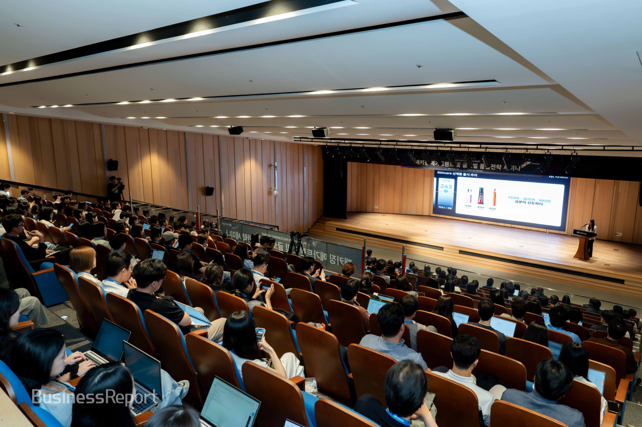 지난 21일 한국콜마 종합기술원 대강당에서 열린 '연우 패키징 서밋(Yonwoo Packaging Summit)'에서 참석자들이 강연을 듣고 있다.