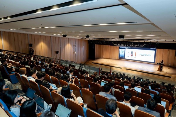 지난 21일 한국콜마 종합기술원 대강당에서 열린 '연우 패키징 서밋(Yonwoo Packaging Summit)'에서 참석자들이 강연을 듣고 있다.